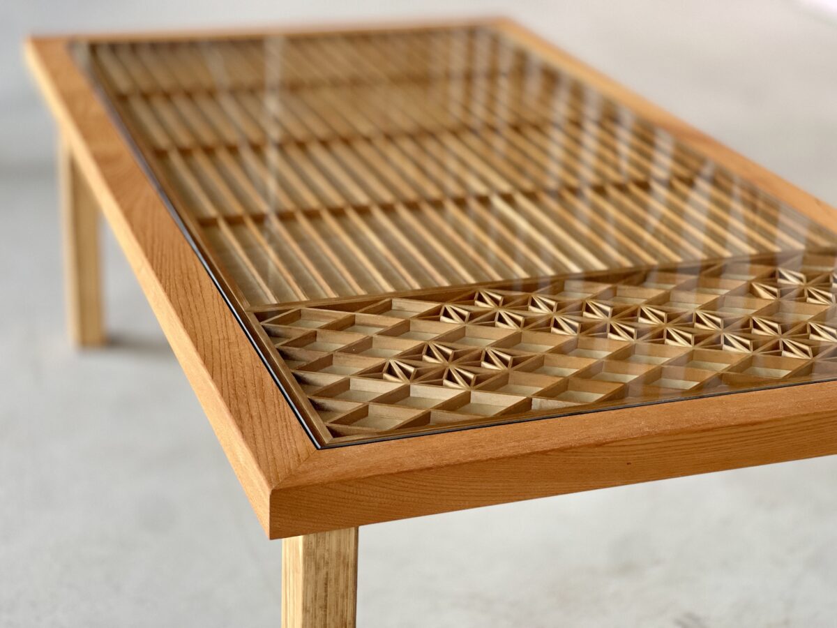 組子のガラステーブル