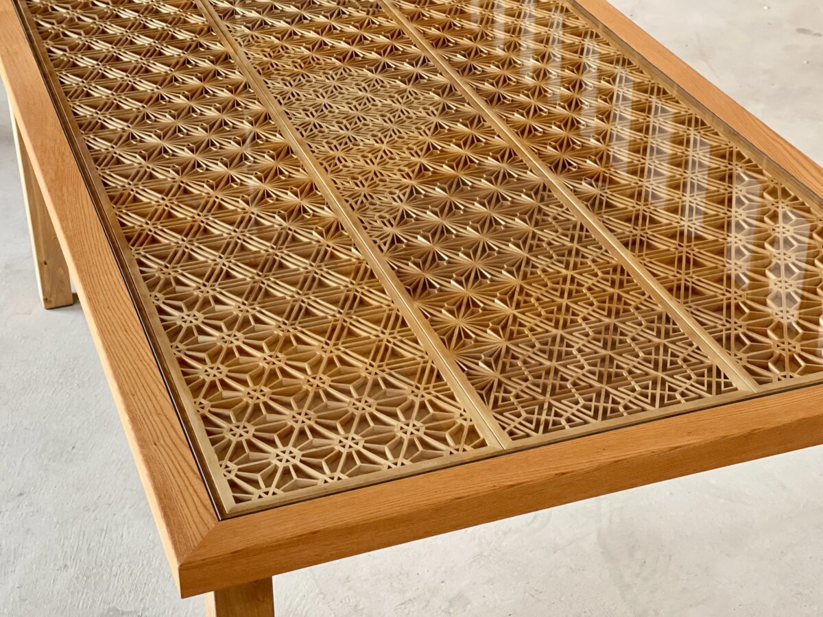 組子のガラステーブル