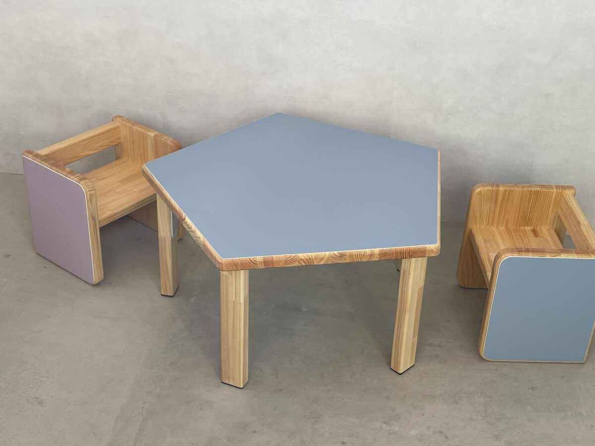 五角形テーブルとボックスチェアー