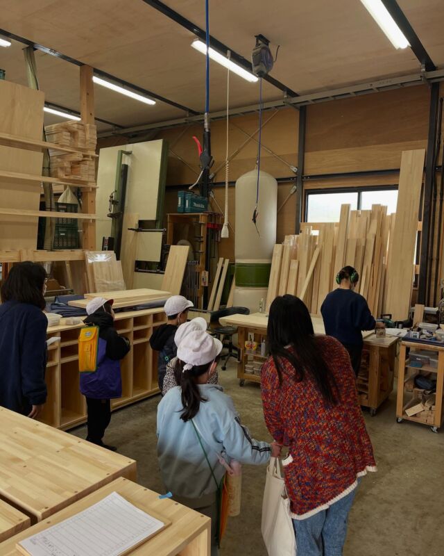︎□ NOZAWA MOKKOU®︎ 
今日は地元の明治南小学校の2年生が見学に来てくれました😁
いろいろと興味津々でこちらも新鮮な気持ちになりました✨

#小学校 #小学生 #見学 #工場見学 #職場見学
#家具 #特注家具 #木製家具 #木 #木材 #木の温もり
#オーダー家具 #家具屋 #木工職人 #家具職人 #建具 #建具屋
#NOZAWAMOKKOU #野沢木工所 #木工