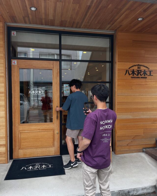 ︎□ NOZAWA MOKKOU®︎ 
茨城県水戸市の八木沢木工さんの工場を見学させて頂きました😊
おしゃれなショールームと3階建の広い工場に驚きました！
塗装や曲げの技術も大変勉強になりました🙇‍♂️
急にも関わらず、素晴らしいオープンファクトリーをしてくださいました！お忙しい中貴重なお時間を頂き、また親切に案内をして頂きありがとうございました✨

@yagisawamokko

#木工 #木工所 #家具屋 #建具屋 #工場見学