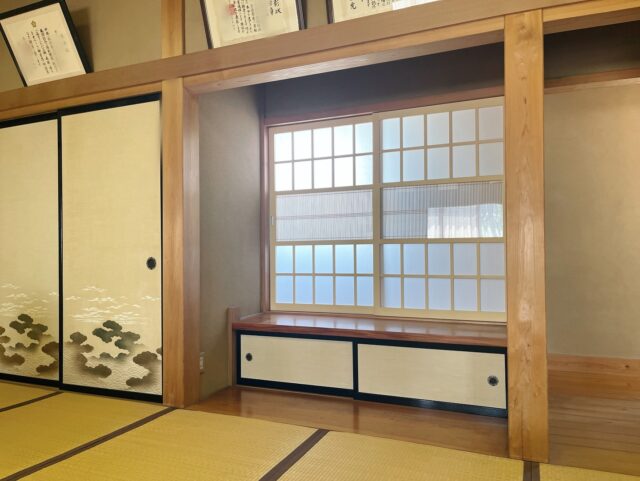 ︎□ NOZAWA MOKKOU®︎ 
＊アクリル格子戸（障子）＊
3ヶ所6本納品させて頂きました。4枚目は施工前です。

#格子戸 #格子 #障子 #建具 #和風建具 #アクリル #和紙
#木工 #木製建具 #木工所 #建具屋 #注文建具 #特注建具
#NOZAWAMOKKOU #野沢木工所 #野沢木工