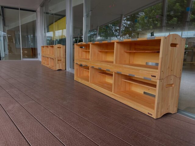 ︎□ NOZAWA MOKKOU®︎ 
＊ヒノキのくつ箱兼ベンチ＊
2台1セット積み重ねタイプ計40台製作させて頂きました✨
打合せを行い上履き棚、ネームプレート、キャスター、掃除孔、砂埃などからの塞ぎ板などの機能を盛り込みました！
東京都東村山市「学校法人野澤学園」様に納品させて頂きました。

#くつ箱 #特注くつ箱 #下足箱 #靴箱 #ベンチ #積み重ね
#保育 #保育園 #幼稚園 #こども園 #保育家具 #認定こども園
#こども用家具 #こども用オーダー家具 #こども用特注家具
#家具 #特注家具 #木製家具 #オーダーメイド家具 #木工
#NOZAWAMOKKOU #野沢木工所 #特注家具専門店
