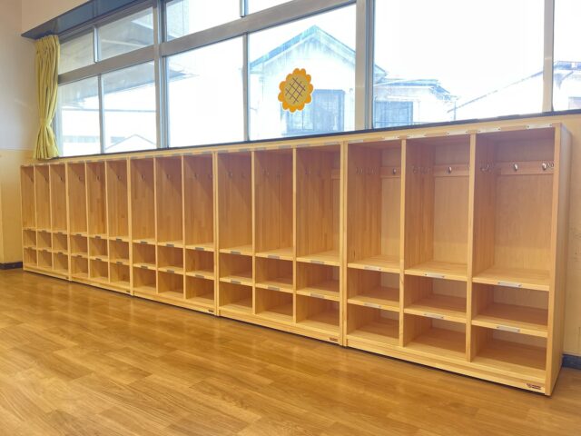 ︎□ NOZAWA MOKKOU®︎ 
＊特注ロッカー＊
神奈川県横浜市「竹の子幼稚園」様に納品させて頂きました。
いつもありがとうございます✨

#ロッカー #特注ロッカー #園児用ロッカー
#保育 #保育園 #幼稚園 #こども園 #認定こども園 #保育家具
#こども用家具 #こども用オーダー家具 #こども用特注家具
#家具 #特注家具 #木製家具 #オーダー家具 #木工
#NOZAWAMOKKOU #野沢木工所 #特注家具専門店
#家具屋の造る空間 #家具屋 #建具